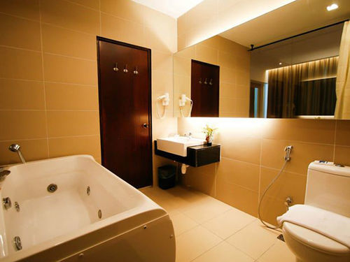 D Hotel Сери Искандар Екстериор снимка
